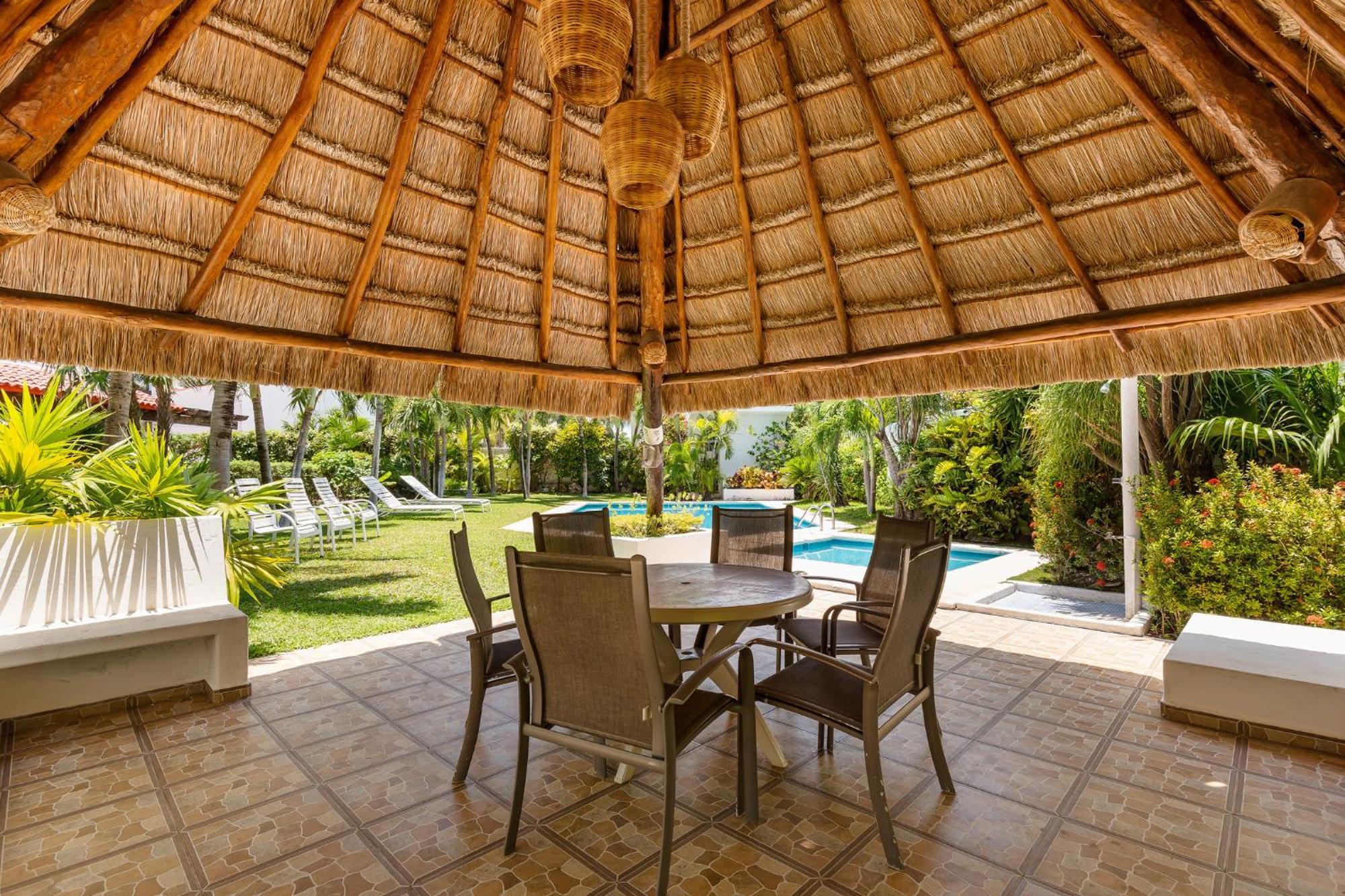 Large House - Walking To - 10 Guests! Appartement Cancún